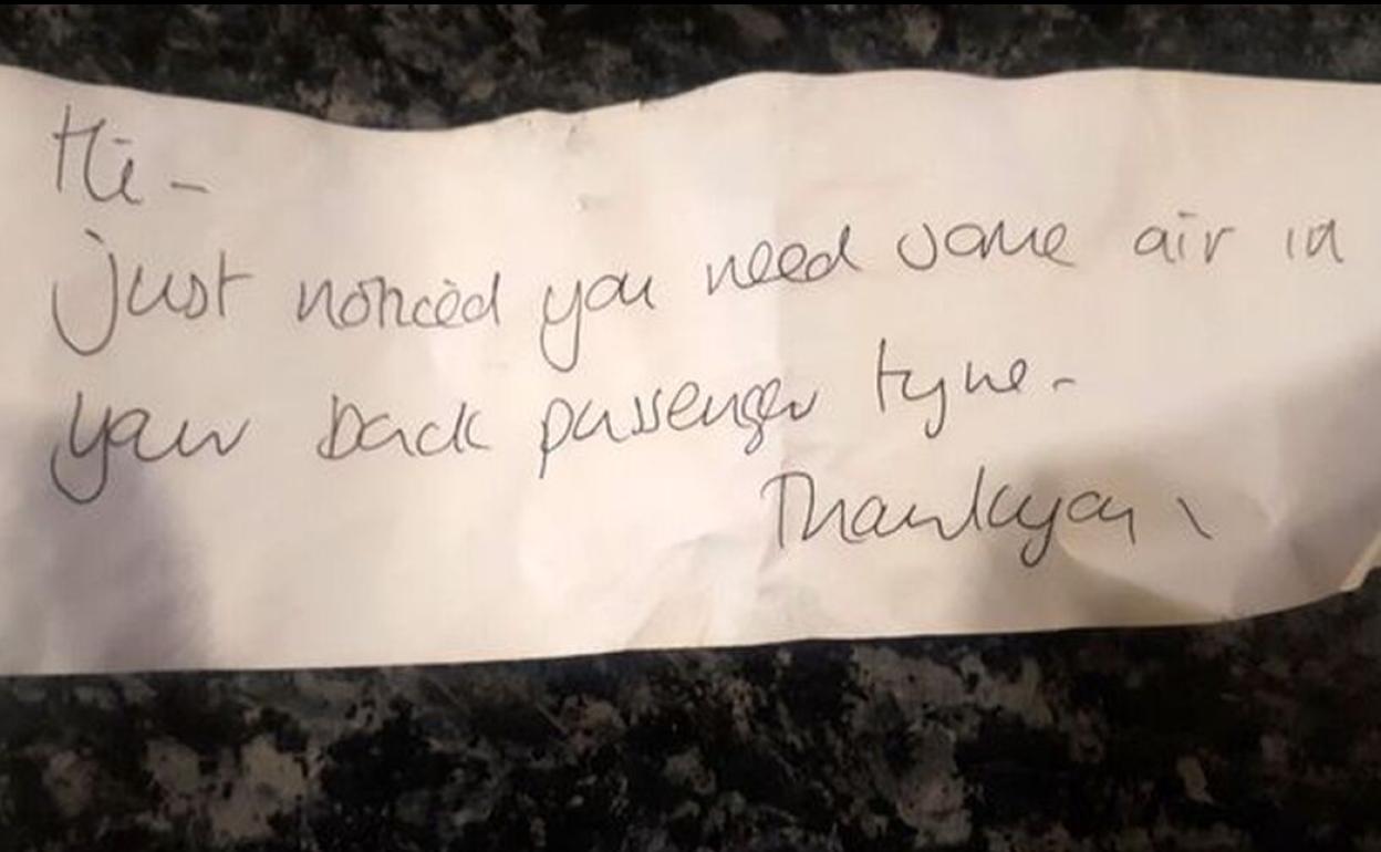 La nota que se encontró en el parabrisas de su vehículo. 