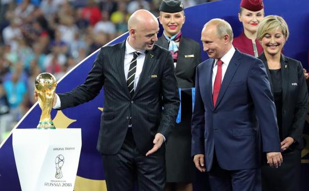 Gianni Infantino y Vladímir Putin, durante la final del Mundial de 2018. 