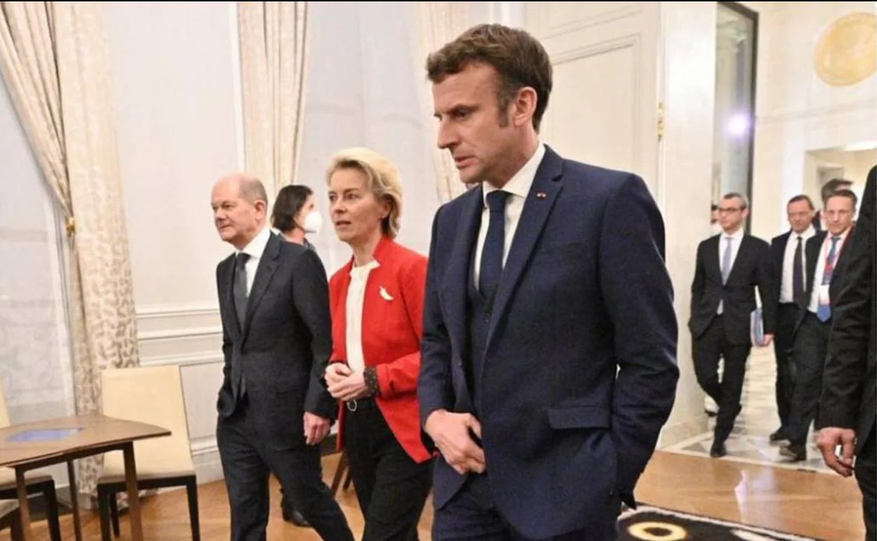 Macron, Von der Leyen y Scholz, en el Elíseo, junto a los empresarios europeos. 