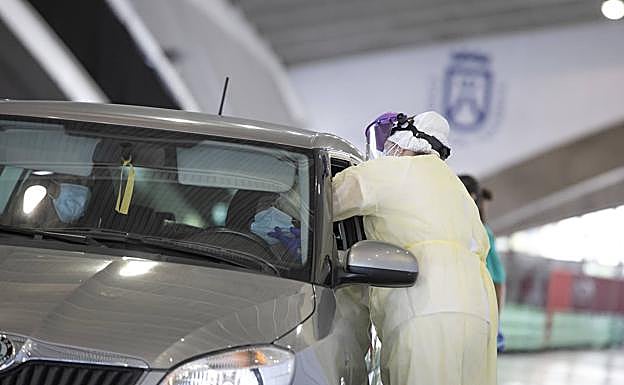 Una sanitaria toma una muestra para una PCR en el recinto ferial de Santa Cruz de Tenerife. 