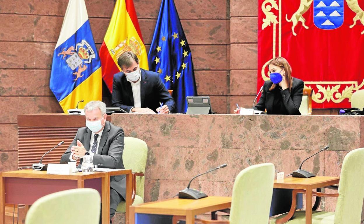 El consejero de Obras Públicas, Sebastián Franquis, ayer durante su comparencia en el Parlamento regional. 