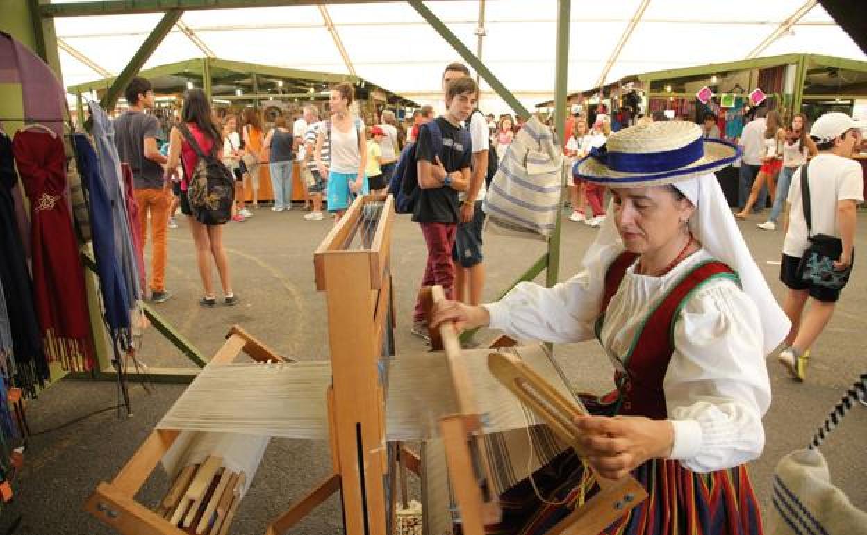 Aretsana tejedora en la Feria Insular de Artesanía. 