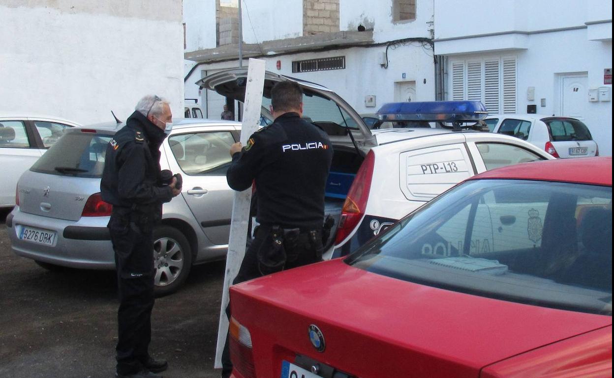 La Policía Nacional en el lugar del suceso en la capital de Lanzarote. 