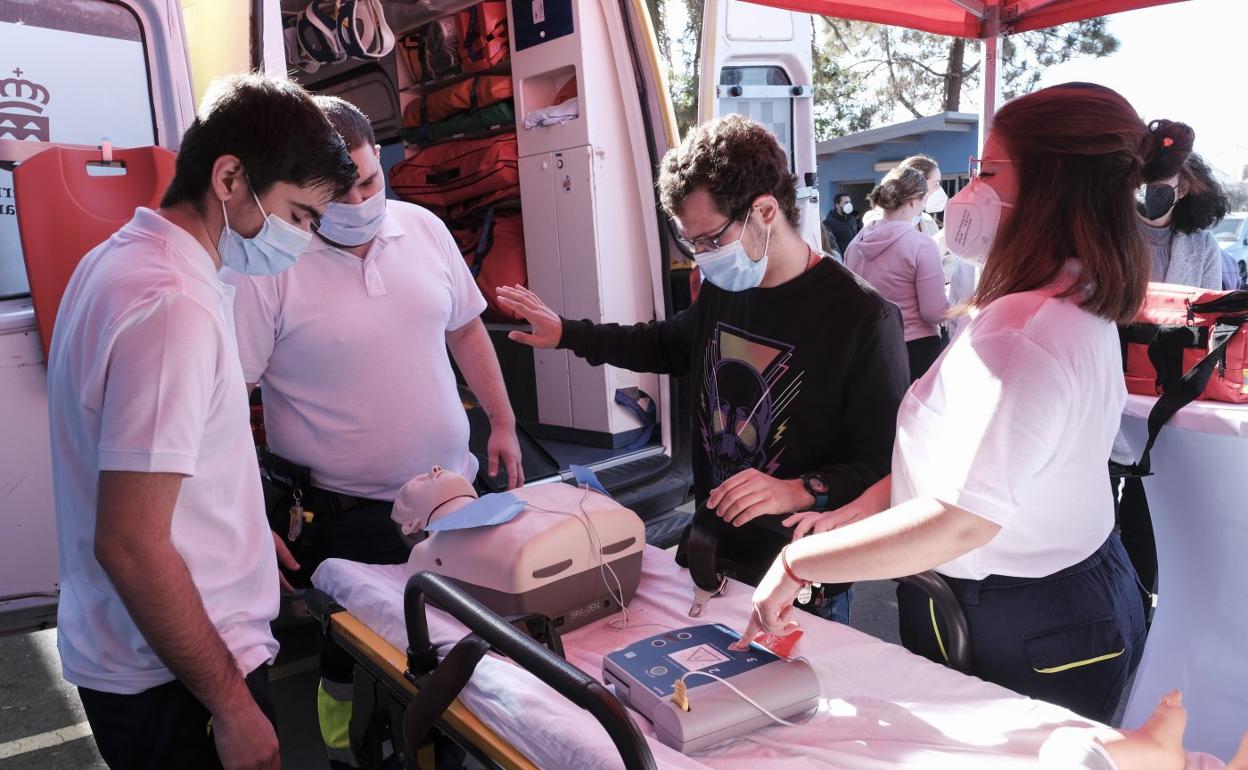 Pablo Santana con alumnos de la familia de Sanidad, Jesús, Joel y Mariana. .