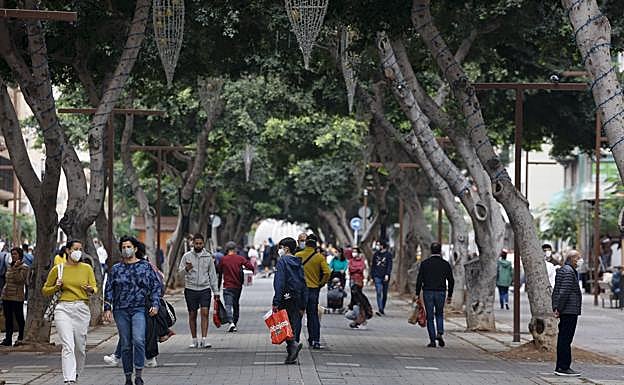 Imagen de archivo de transeúntes caminando por la alameda de Mesa y López, en la capital grancanaria. 