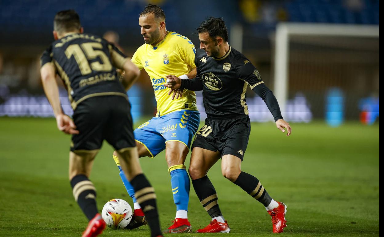 Jesé Rodríguez mantiene el balón en su poder durante un lance del compromiso entre la UD Las Palmas y el Burgos en el Gran Canaria. 