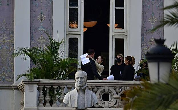 Imagen principal - Jennifer López, en el Gabinete Literario, con parte del equipo de 'The Mother'. 