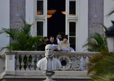 Imagen secundaria 1 - Jennifer López, en el Gabinete Literario, con parte del equipo de 'The Mother'. 