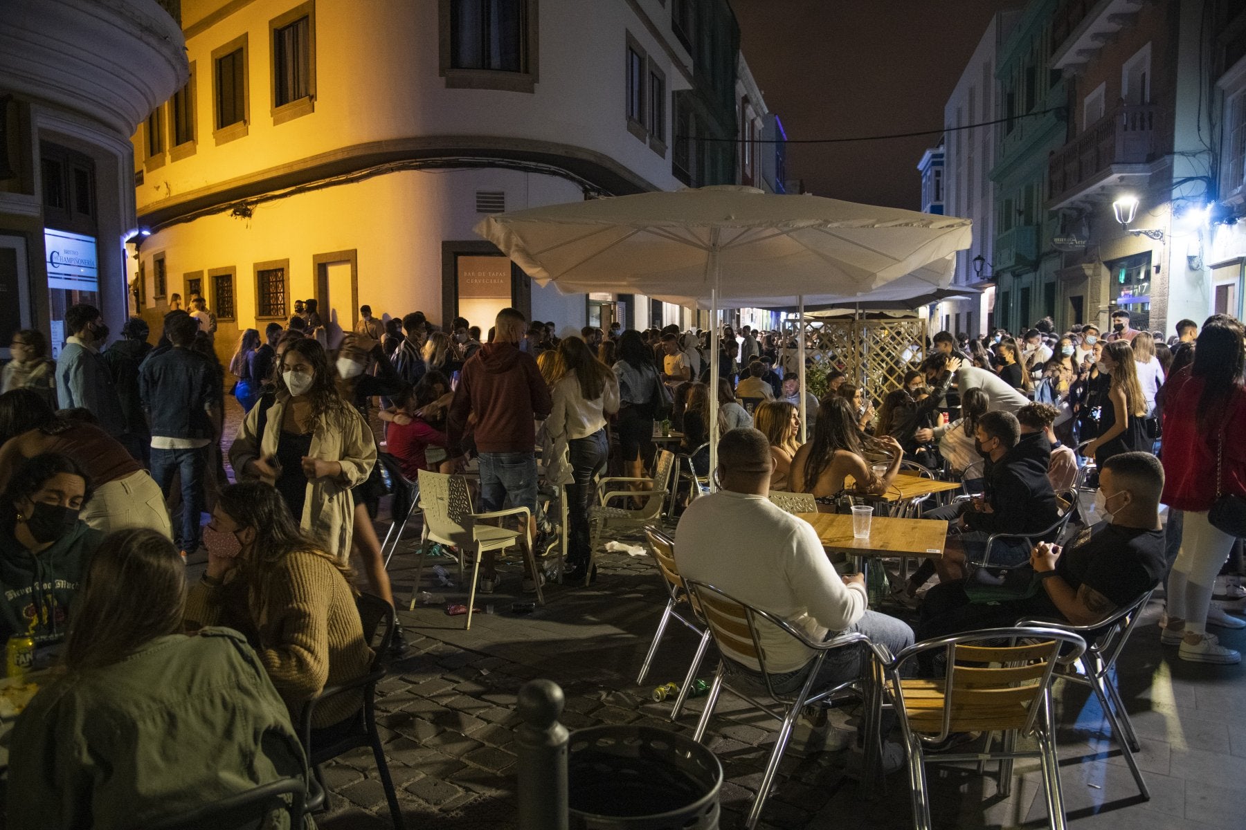 Imagen de archivo de jóvenes en una terraza en la capital grancanaria tras decaer el estado de alarma. 