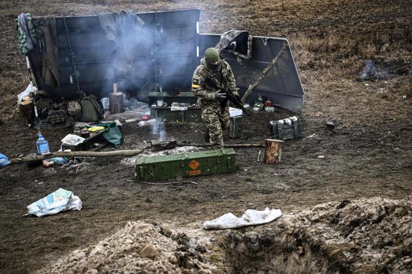 Un soldado ucraniano, en un campamento improvisado en el frente.