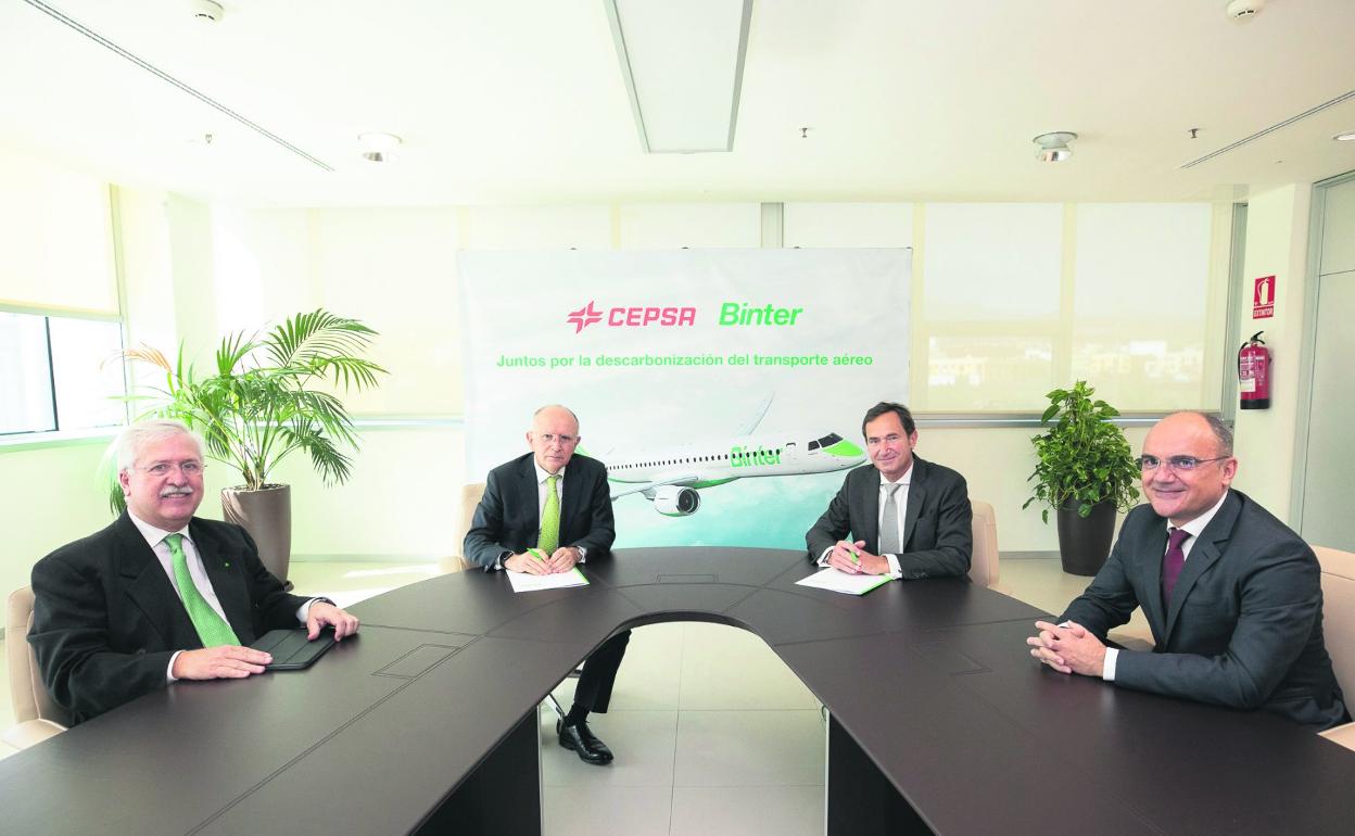 Momento de la firma delacuerdo entre Binter y Cepsapara impulsar la descarbonizacióndel sector aéreo
