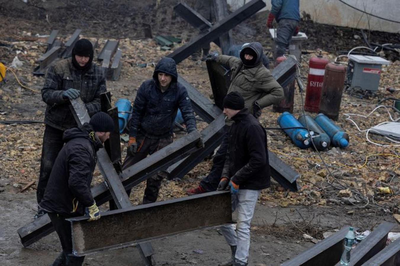 Varios operarios construyen obstáculos antitanque en Kiev. 