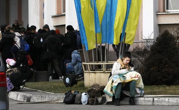 Refugiados ucranianos, a la espera de cruzar la frontera con Polonia. 