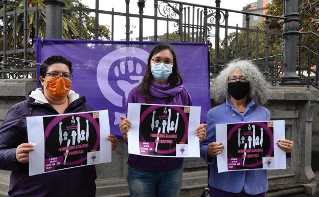 Tres de las portavoces de la Red Feminista de Gran Canaria: Nereida Vizuete (i), Nayra Marrero (c) y Sila Sánchez, ayer, en San Telmo. 