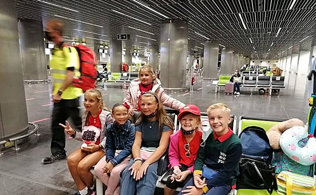 Imagen principal - Imágenes de niños ucranianas con sus familias de acogida canarias. 