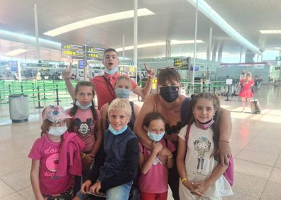 Imagen secundaria 1 - Imágenes de niños ucranianas con sus familias de acogida canarias. 