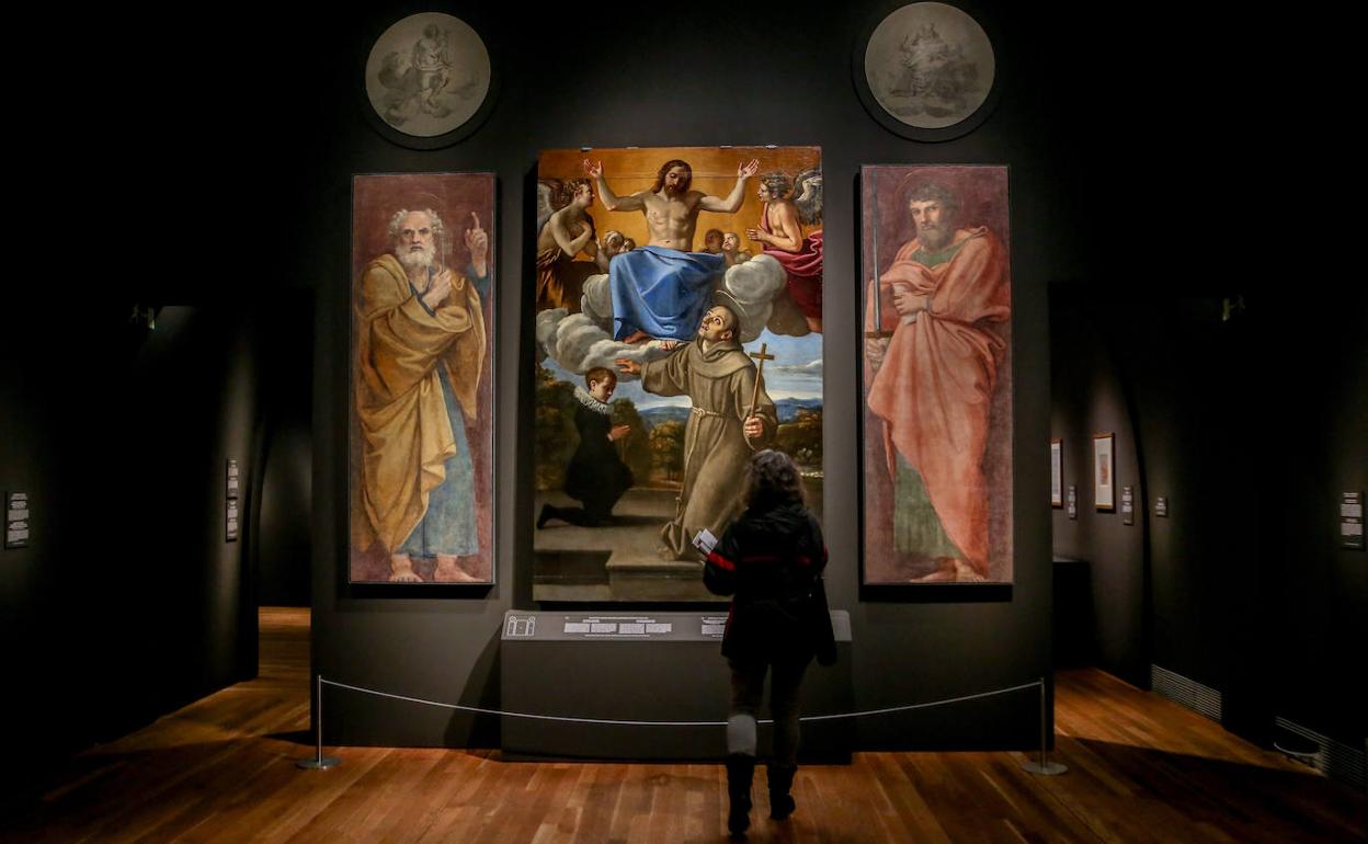 Una visitante observa una de las pinturas de la muestra 'Los frescos de la capilla Herrera'. 