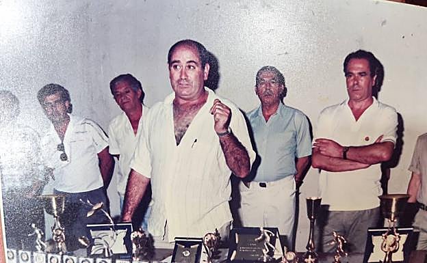 El presidente Felipe Mendoza se dirigie a los socios del club en una imagen de la exposición que se inaugura este sábado. 