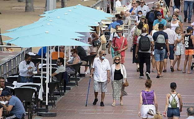Desde el 21 de febrero, los datos diarios de contagios incluyen los positivos diagnosticados por autotest y comunicados a Sanidad a través del teléfono de atención al covid. 