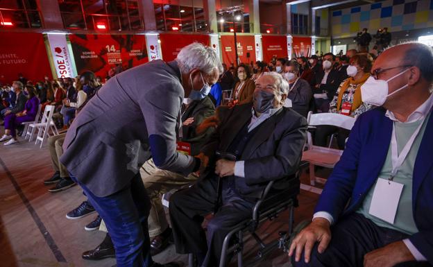 Sebastián Franquis saluda a Jerónimo Saavedra en la apertura del congreso del PSOE de Gran Canaria. 