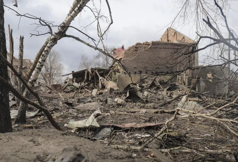 Restos de un edificio bombardeado por las tropas rusas en la ciudad de Byshiv, cerca de Kiev. 