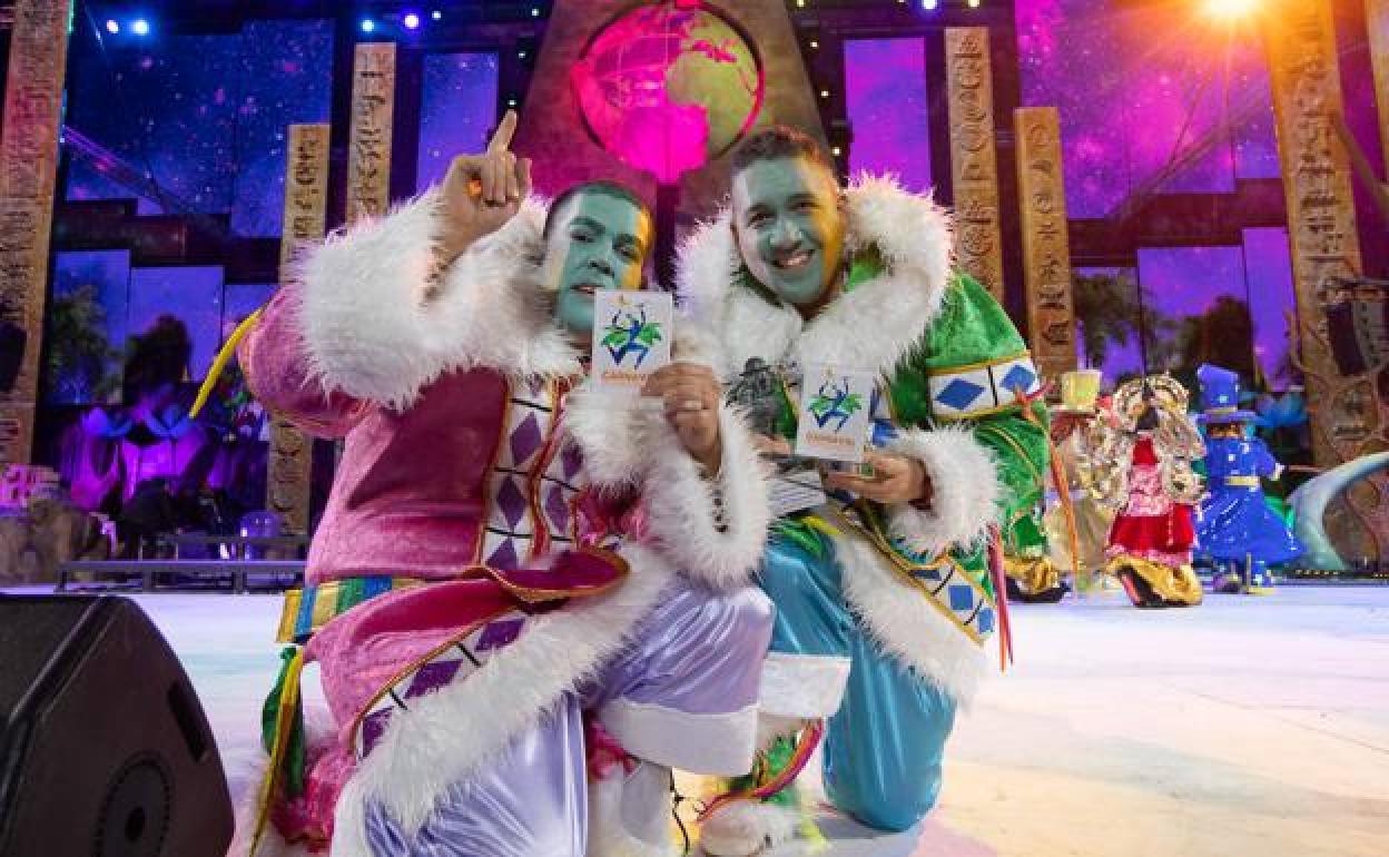 Los representantes de Los Gambusinos disfrutan del primer premio. 