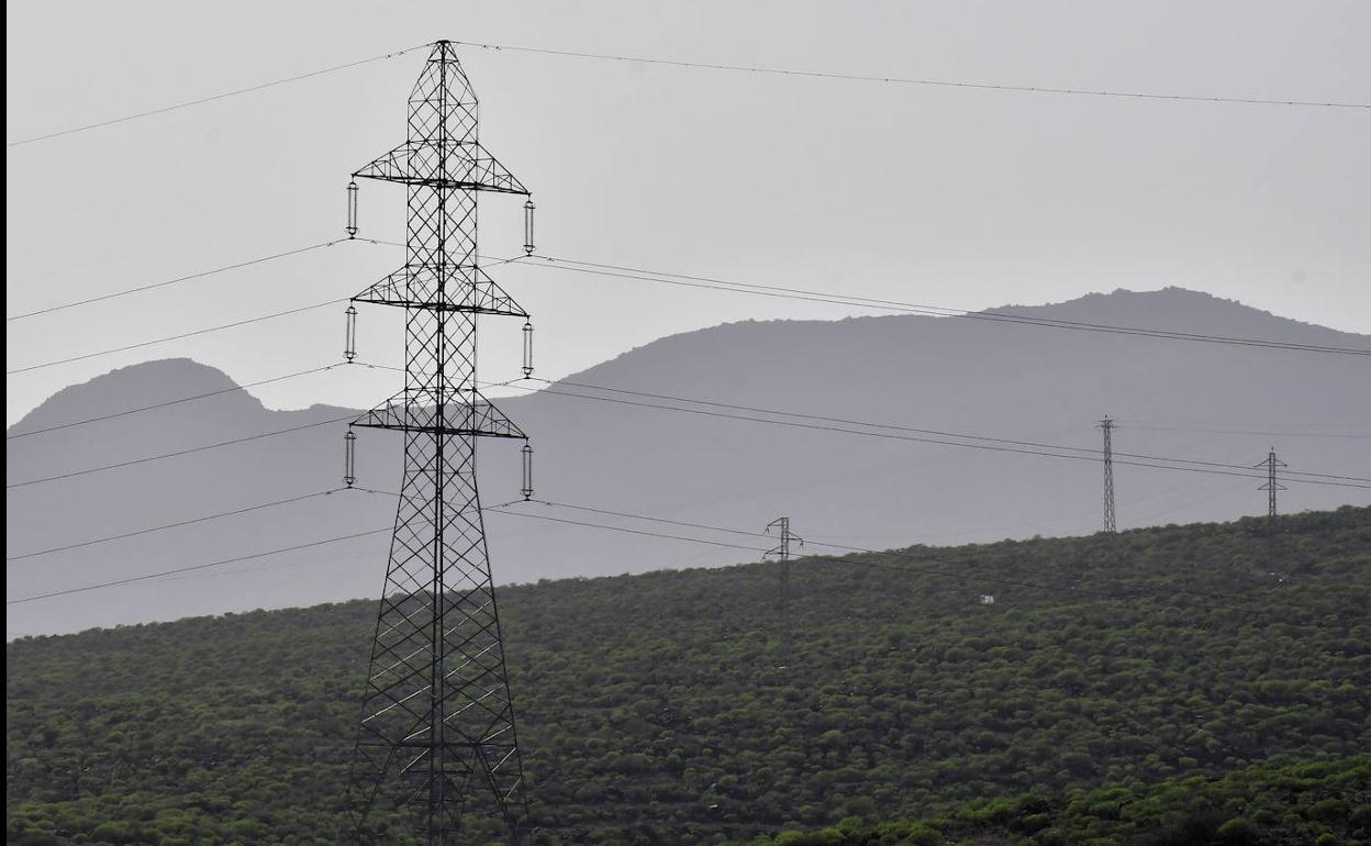 Imagen de una torreta y tendido de alta tensión en la isla de Gran Canaria. 