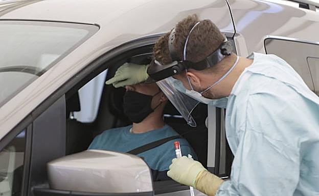 Un sanitario toma una muestra en el autocovid de Arrecife, en Lanzarote. 