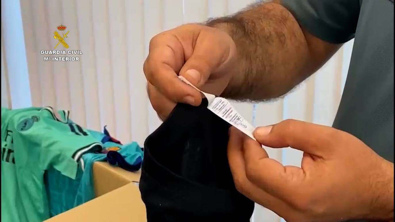 Imagen cedida por la Guardía Civil, con algunas de las prendes intervenidas. 
