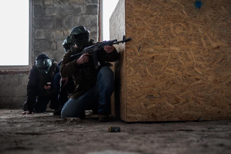 Entrenamiento de civiles con armas de asalto en Lviv.