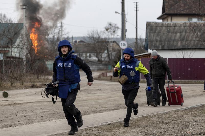 vrios periodistas corren para ponerse a salvo durante el avance de las tropas rusas en Irpin.