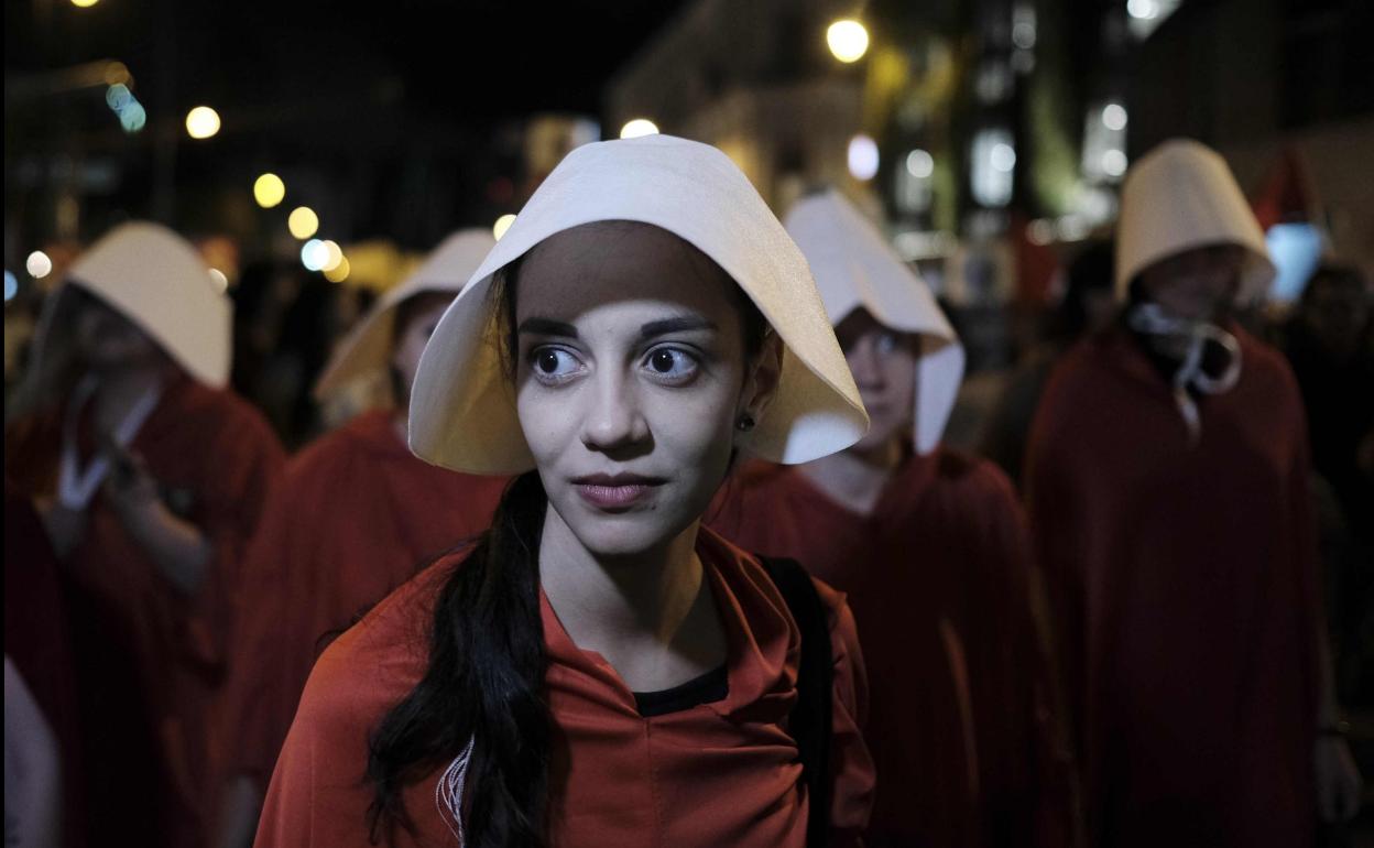 Celebración del Día de la Mujer con la indumentaria de 'El cuentro de la criada'. 