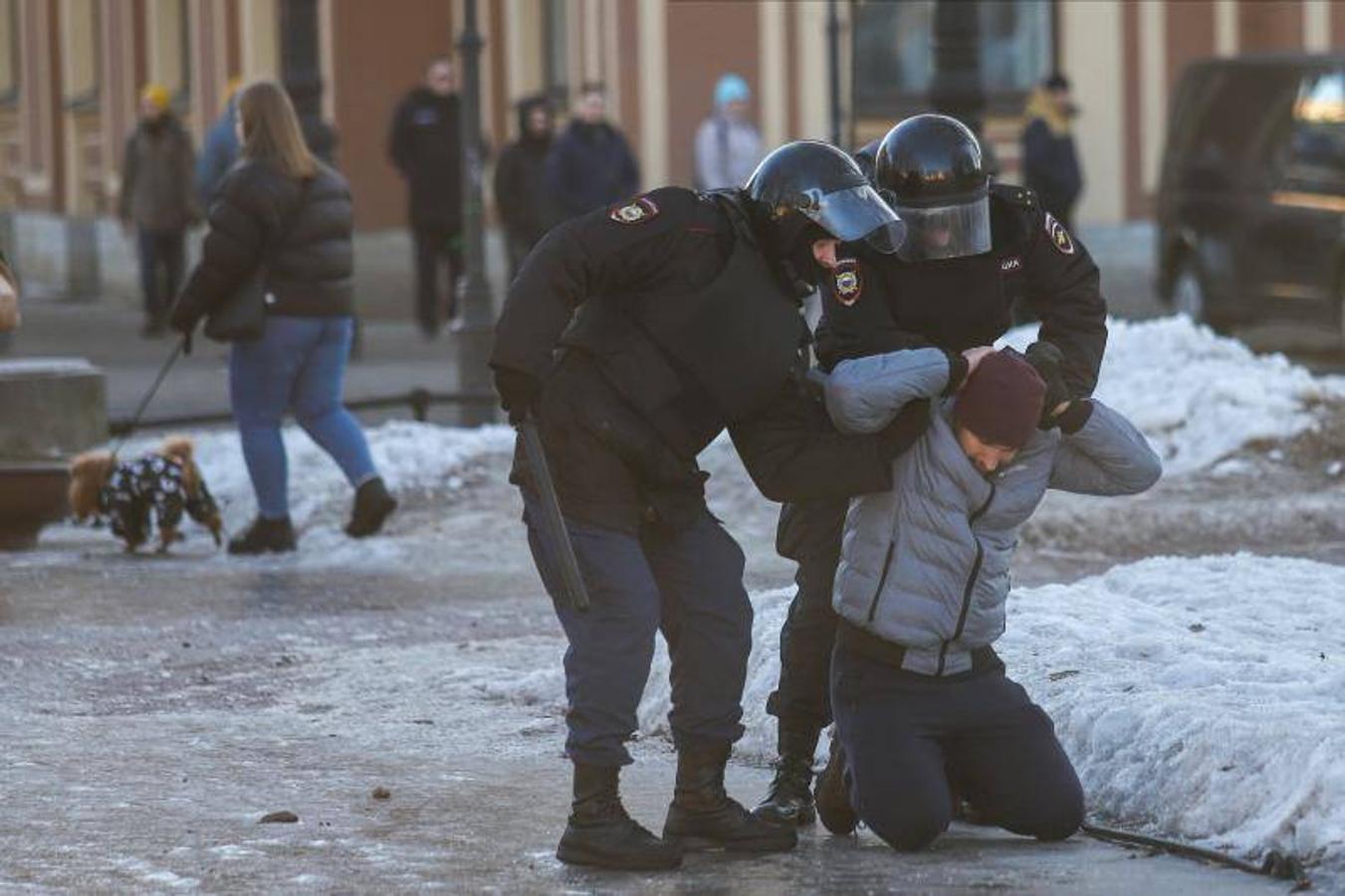 La policía rusa detiene a un hombre por manifestarse en contra de la guerra en Ucrania.