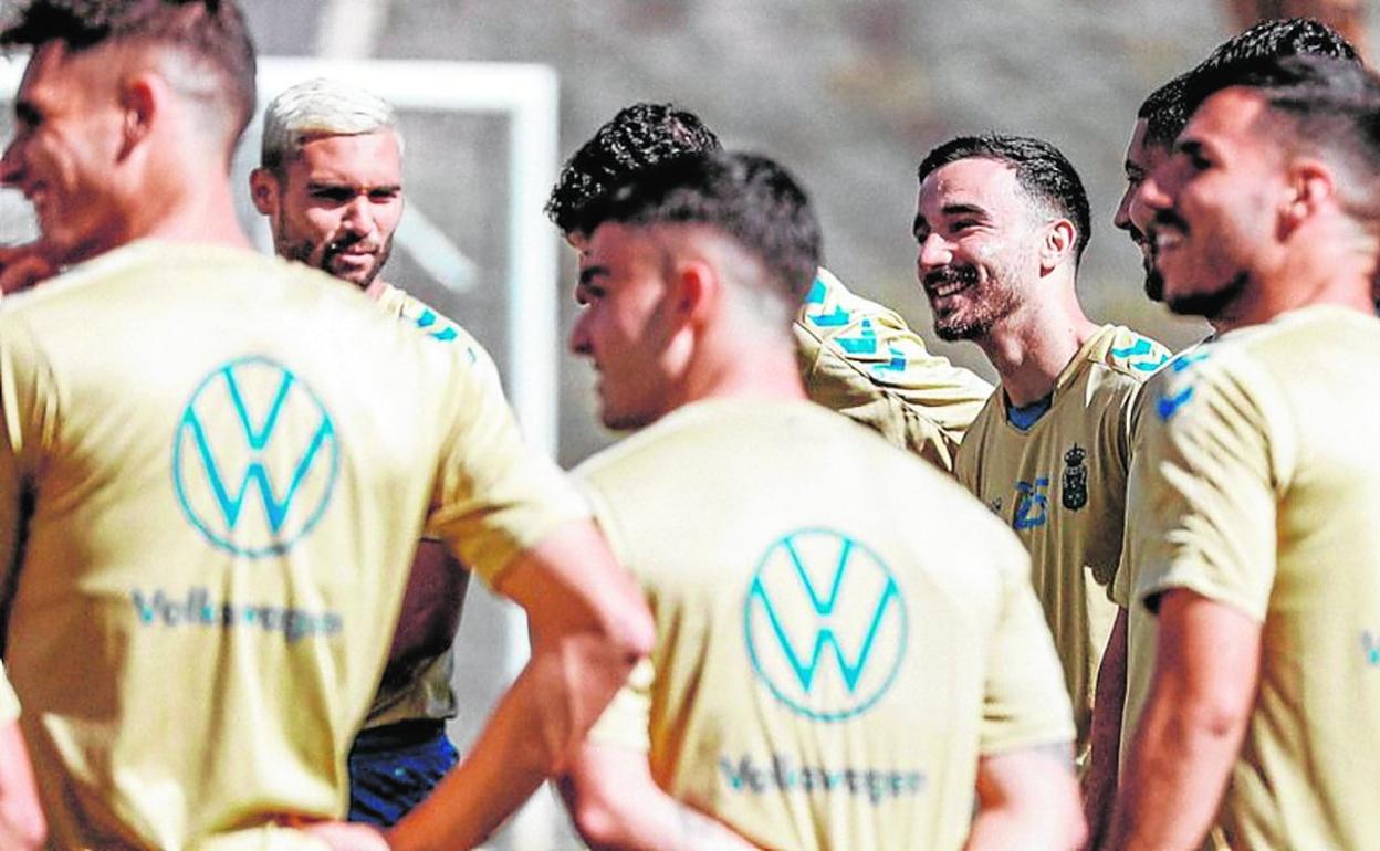 Imagen de grupo de la UD poco antes de iniciar una jornada de trabajo en la Ciudad Deportiva de Barranco Seco. 