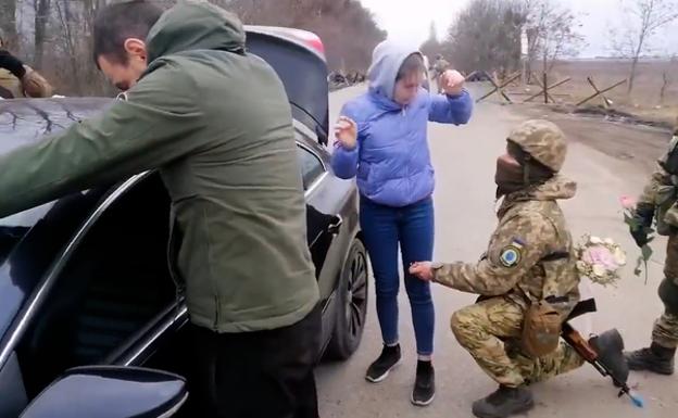 Un soldado ucraniano le pide matrimonio a su pareja en plena guerra
