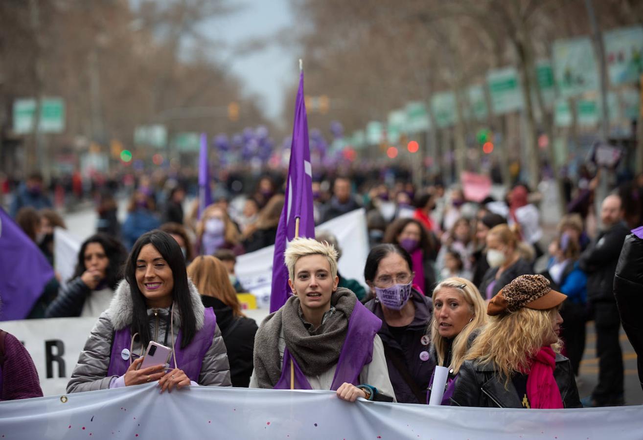 Miles de mujeres han teñido de morado las calles de Barcelona para reivindicar los derechos de las mujeres