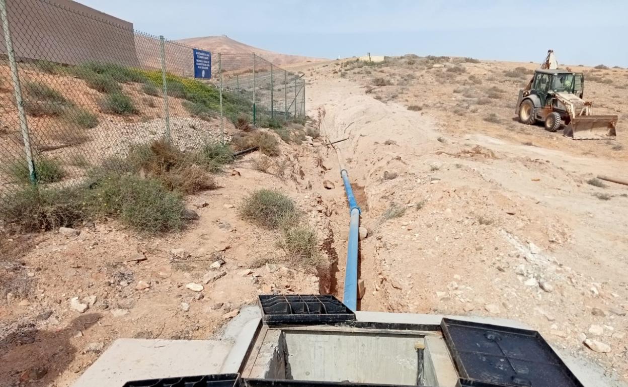 Obras en el depósito de Antigua, con Morro Velosa al fondo. 