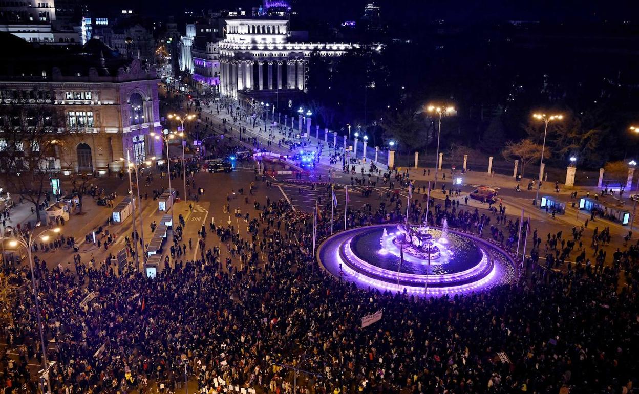 Manifestantes se concentran en la plaza de Cibeles, Madrid, por el 8M