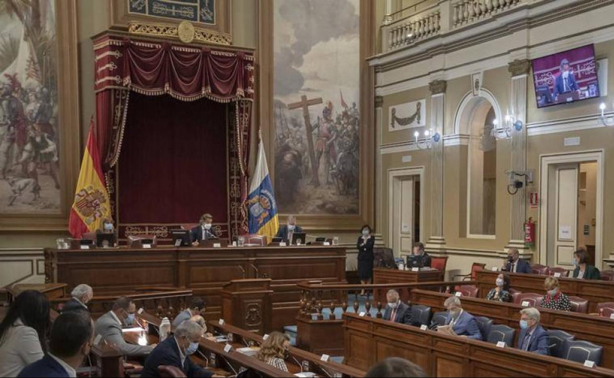 El Parlamento de Canarias pide no bajar la guardia y luchar contra desigualdad