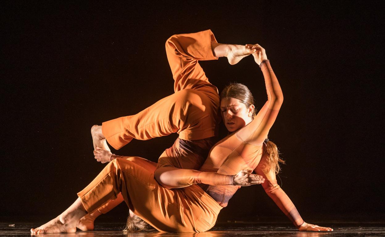 Las dos artistas en un momento de 'Somos'. 