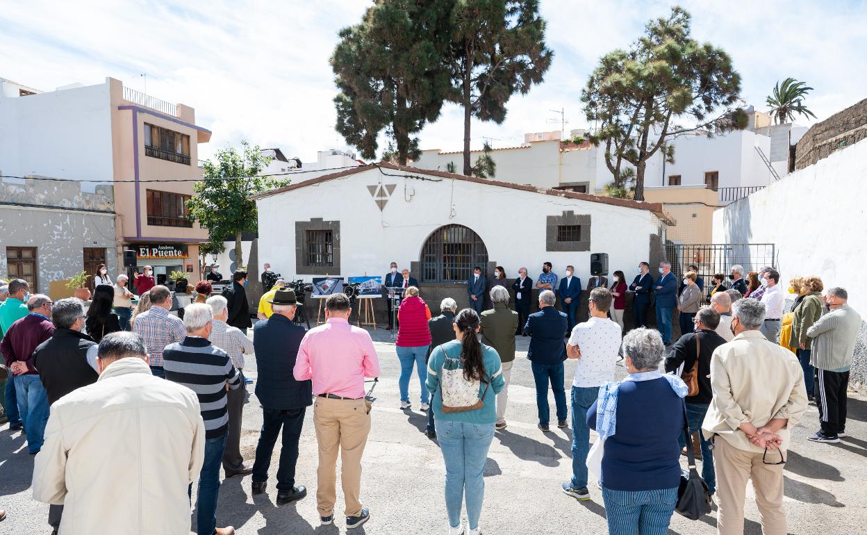Acto de colocación de la primera piedra del edificio de Extensión Agraria y del Juzgado de lo Social. 