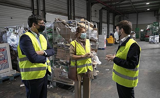 El Cabildo de Gran Canaria reconoce el esfuerzo de cadenas como HiperDino para adaptarse a la estrategia Gran Canaria Recicla