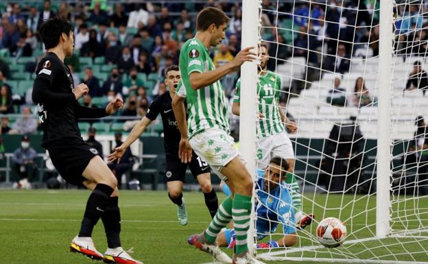 Kostic celebra el gol que abrió el marcador en el Villamarín.