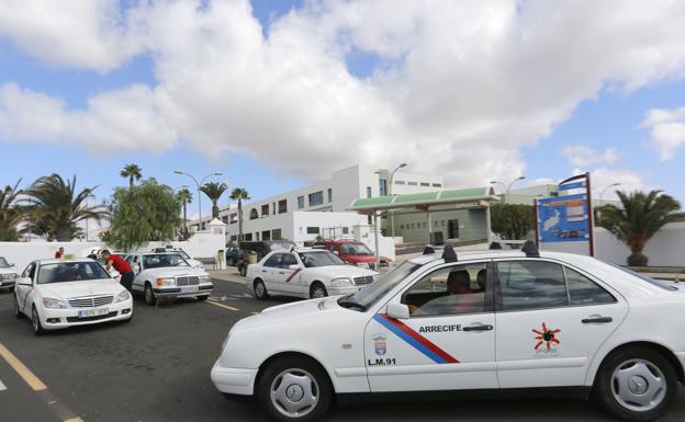 Taxis de la capital en uno de los accesos del Hospital Doctor José Molina Orosa. 