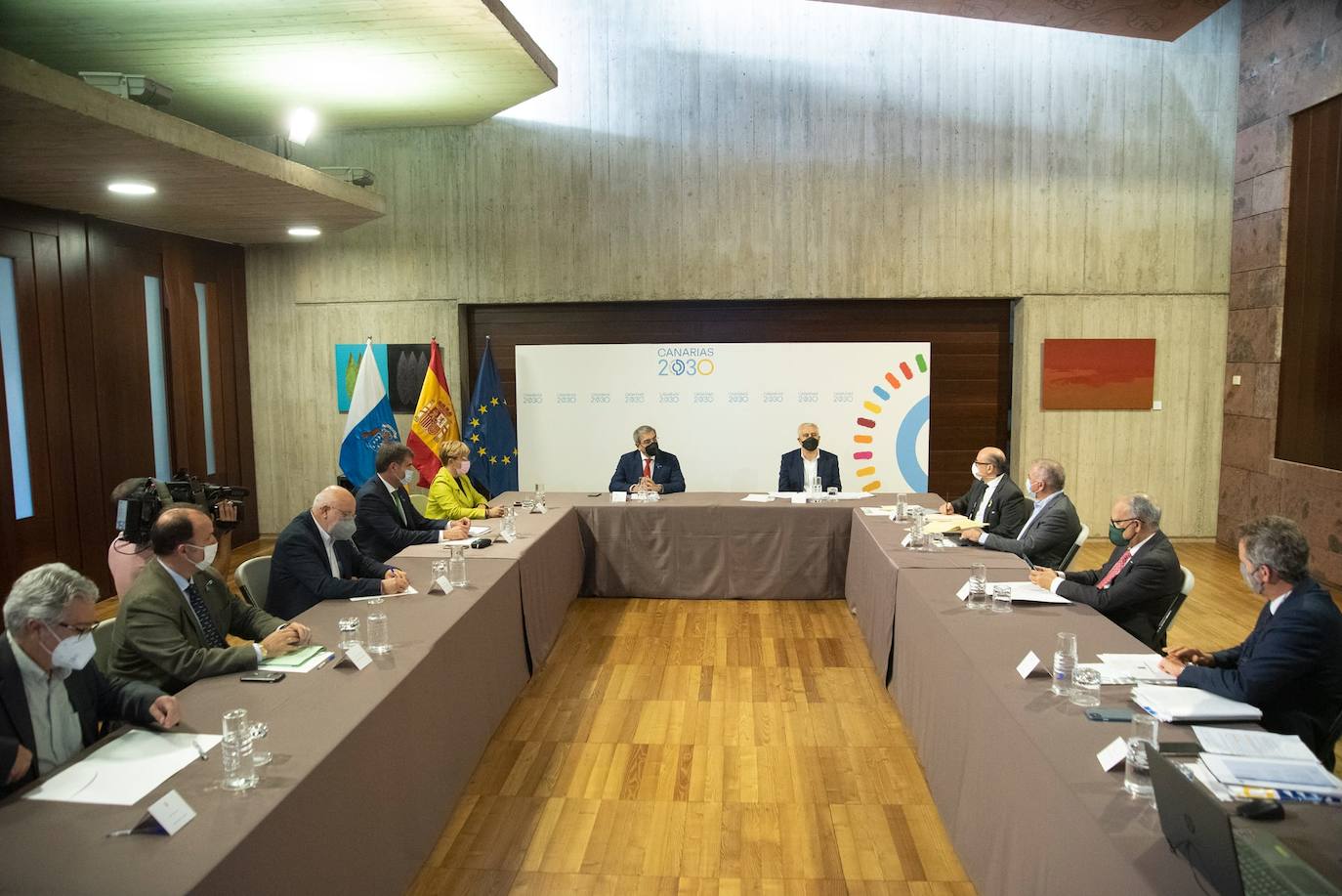 Imagen del encuentro celebrado ayer entre el vicepresidente, Román Rodríguez, y los partidos políticos. 