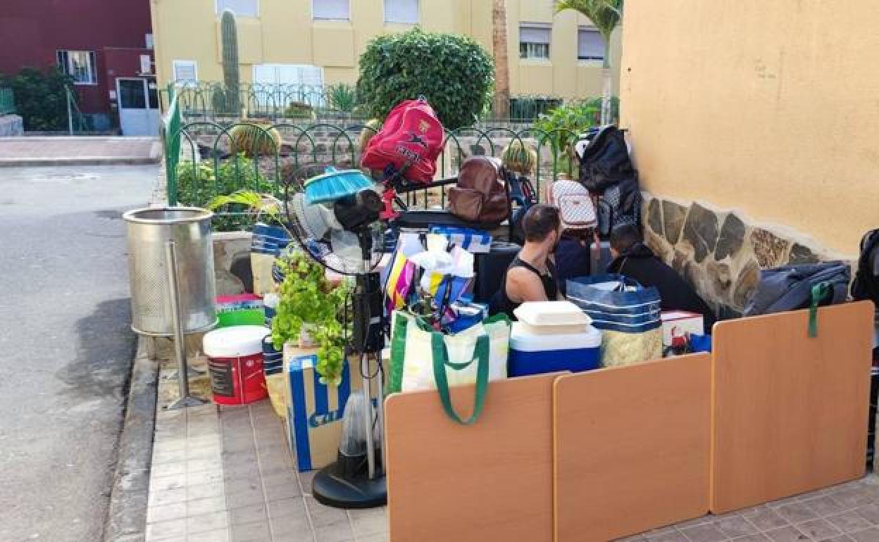 Los dos jóvenes usaron sus propias pertenencias para habilitarse un lugar donde pasar los días en la calle. 