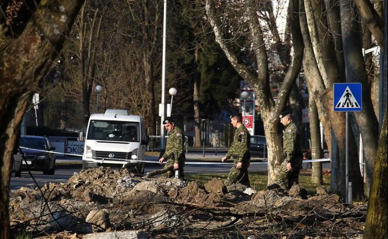 Militares croatas inspeccionan el lugar del impacto. 