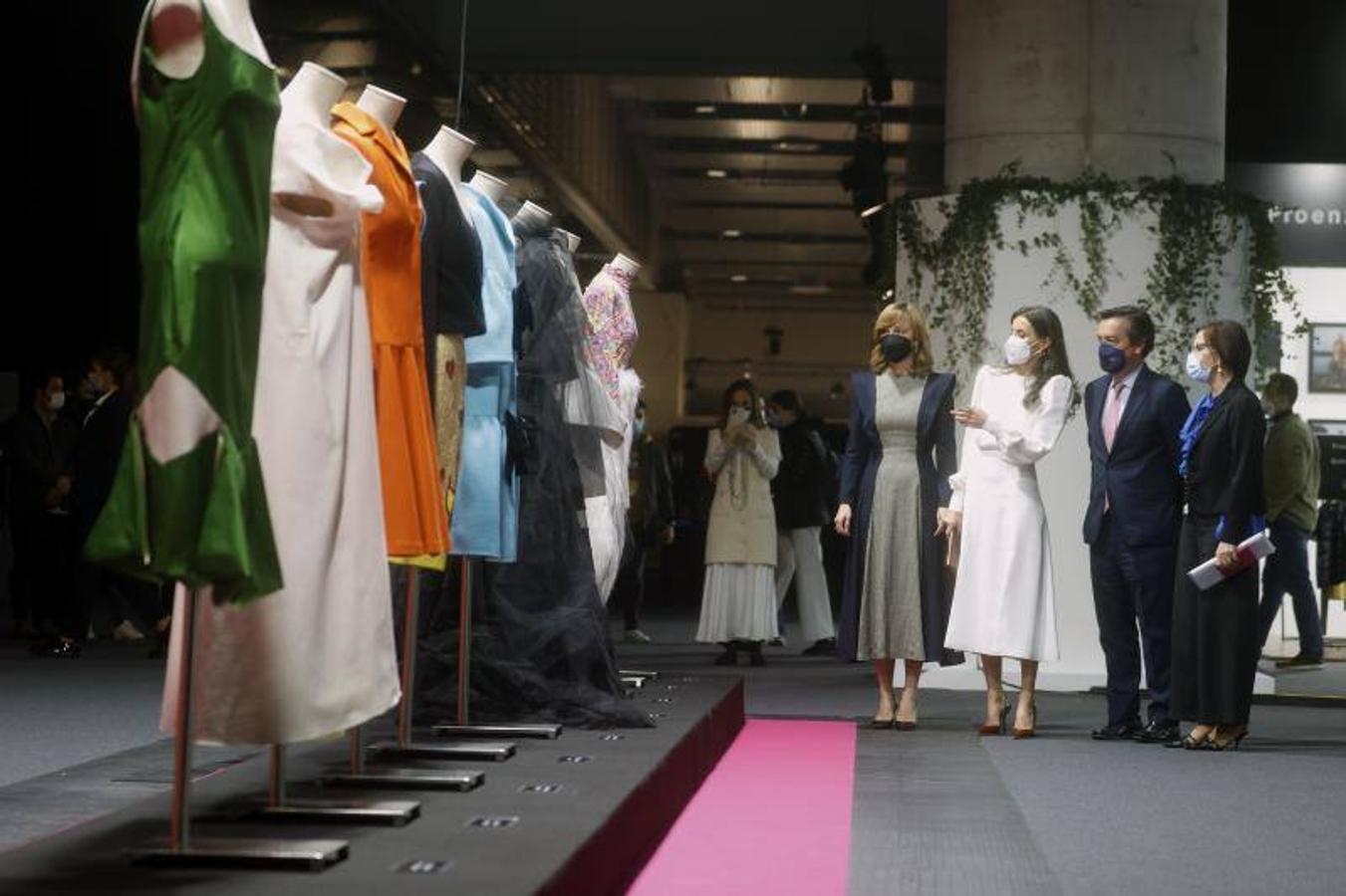 La Reina ha regresado a la pasarela Mercedes-Benz Fashion Week Madrid, que visitó hace doce años por primera vez. En la imagen con la ministra de Educación, Pilar Alegría. 