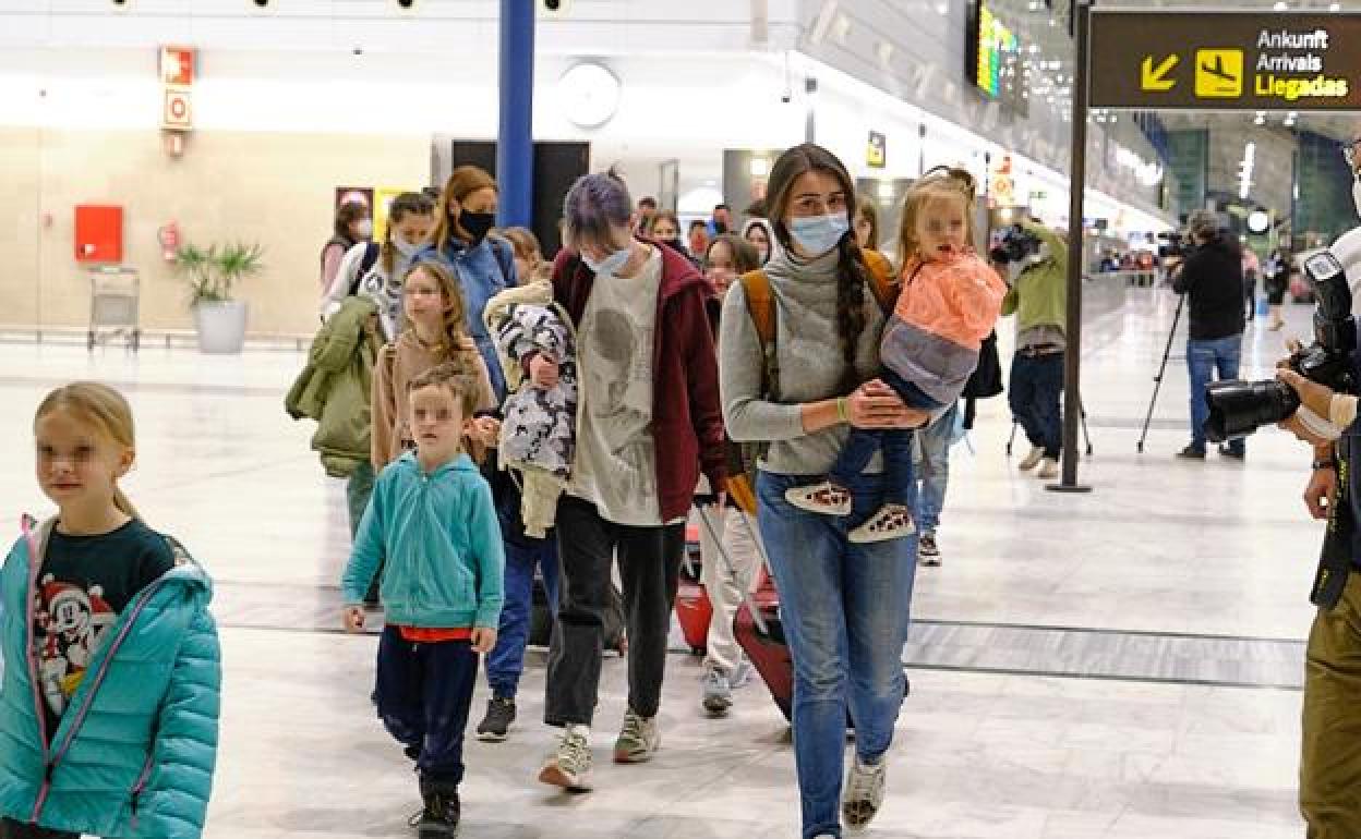 Los niños más pequeñas, a su llegada a Fuerteventura procedentes de Budapest. 