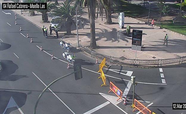 Imagen principal - En la imagen superior, imagen del corte de la Avenida Bravo Murillo, en una imagen facilitada por la Policía Local a través de su twitter. Abajo, dos locales de la zona con sus fachadas preparadas para el rodaje. 